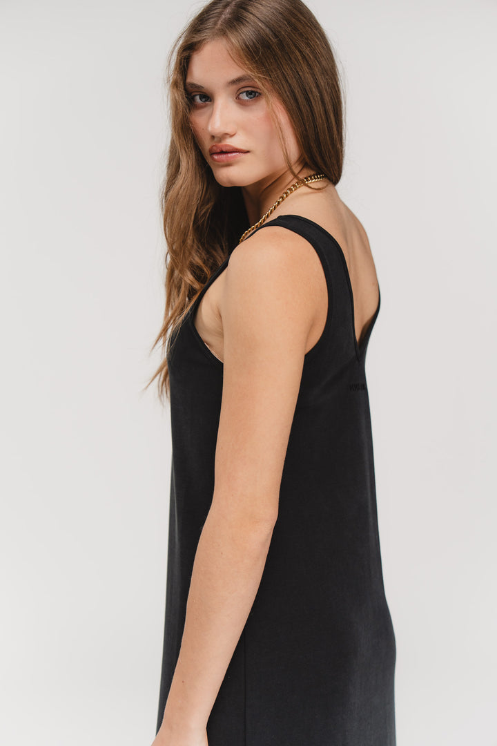 Loose Dress Black, Halbkörper seitlich, langes schwarzes Kleid, tiefer Ausschnitt, schlichtes Design