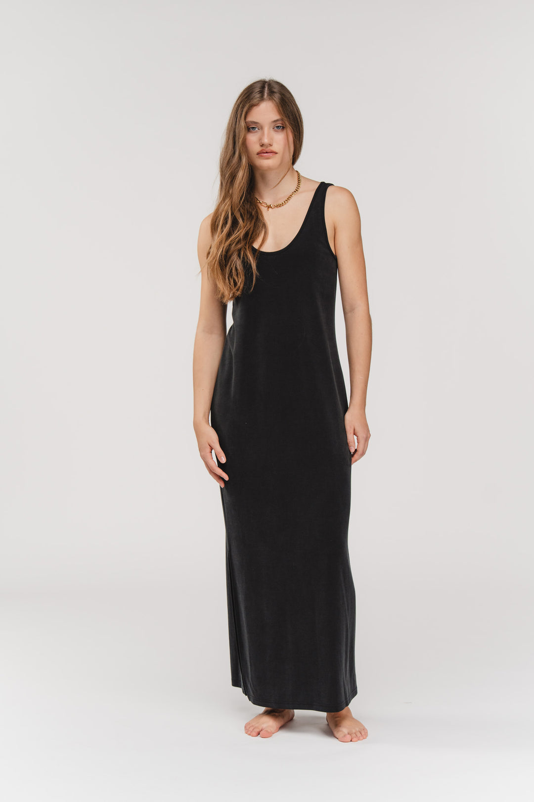 Loose Dress Black, Ganzkörper frontal, langes schwarzes Kleid mit tiefem Ausschnitt und seitlichem Schlitz