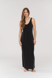 Loose Dress Black, Ganzkörper frontal, langes schwarzes Kleid mit tiefem Ausschnitt und seitlichem Schlitz