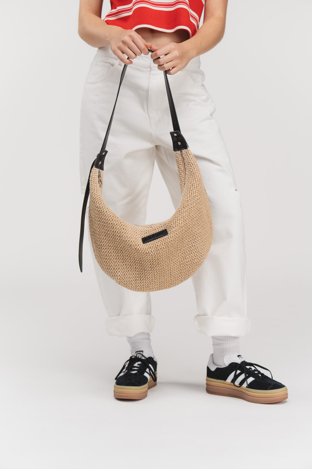 Moon Bag Crochet, Ganzkörper seitlich, Halbmond-Form aus Bast, verstellbarer schwarzer Tragegurt
