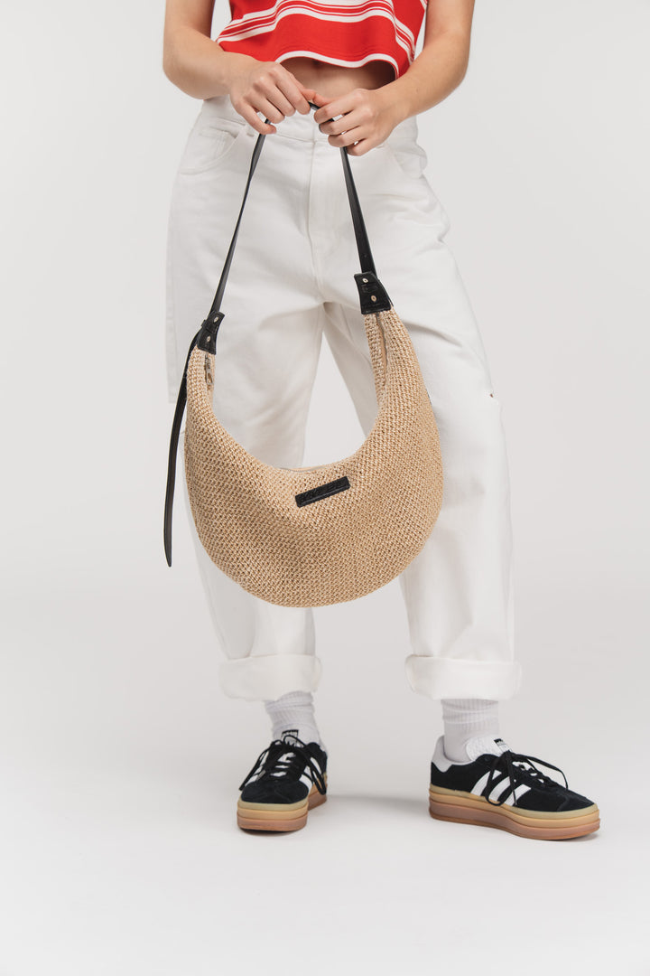 Moon Bag Crochet, Ganzkörper seitlich, Halbmond-Form aus Bast, verstellbarer schwarzer Tragegurt
