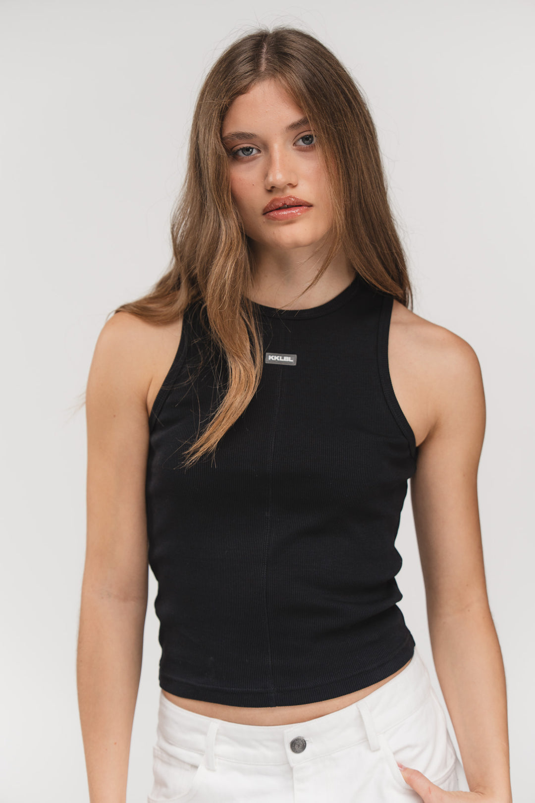 Basic Rib Top Black, Portrait frontal, schwarzes Ripp-Top mit PU-Logo-Patch vorne, körperbetonter Schnitt
