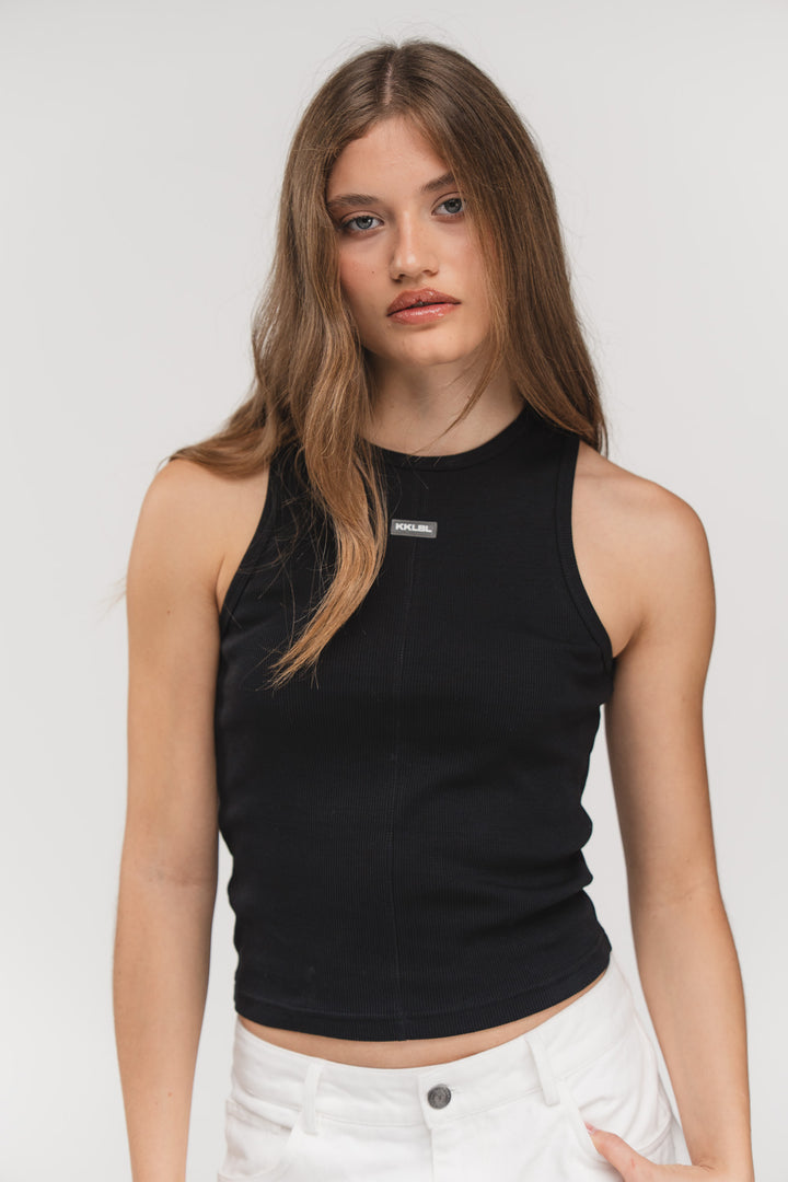 Basic Rib Top Black, Portrait frontal, schwarzes Ripp-Top mit PU-Logo-Patch vorne, körperbetonter Schnitt