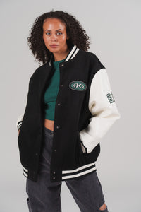 Frontalansicht einer Frau in schwarz-weißer College Jacket aus der Evergreen Collection