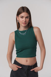 Frontalansicht einer Frau im grünen Basic Crop Top aus der Evergreen Collection