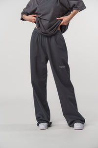 Frontalansicht einer Frau in grauen Basic Jogger Pants aus der Evergreen Collection