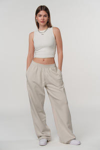Ganzkörperaufnahme: Frontalansicht einer Frau in beigen Basic Jogger Pants aus der Evergreen Collection