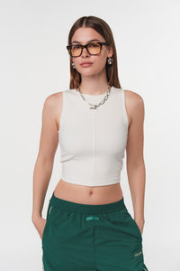 Frontalansicht einer Frau im weißen Basic Crop Top aus der Evergreen Collection