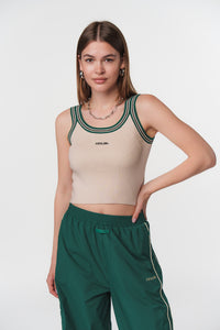 Frontalansicht einer Frau im beigen Knit Top mit grünen Streifen aus der Evergreen Collection 