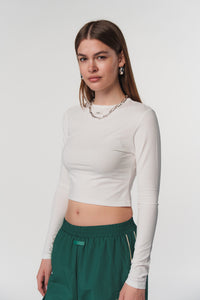 Frontalansicht einer Frau im weißen Basic Longsleeve aus der Evergreen Collection