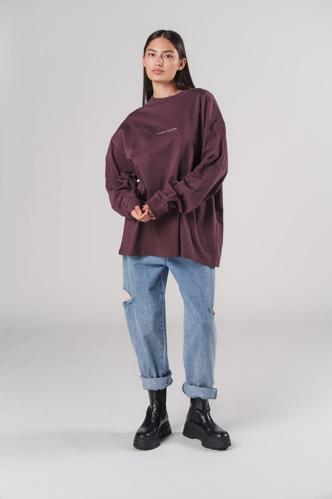 Ganzkörper: Frau im pflaumenfarbenen Longsleeve Plum aus Silhouettes & Shadows Collection, Frontalansicht