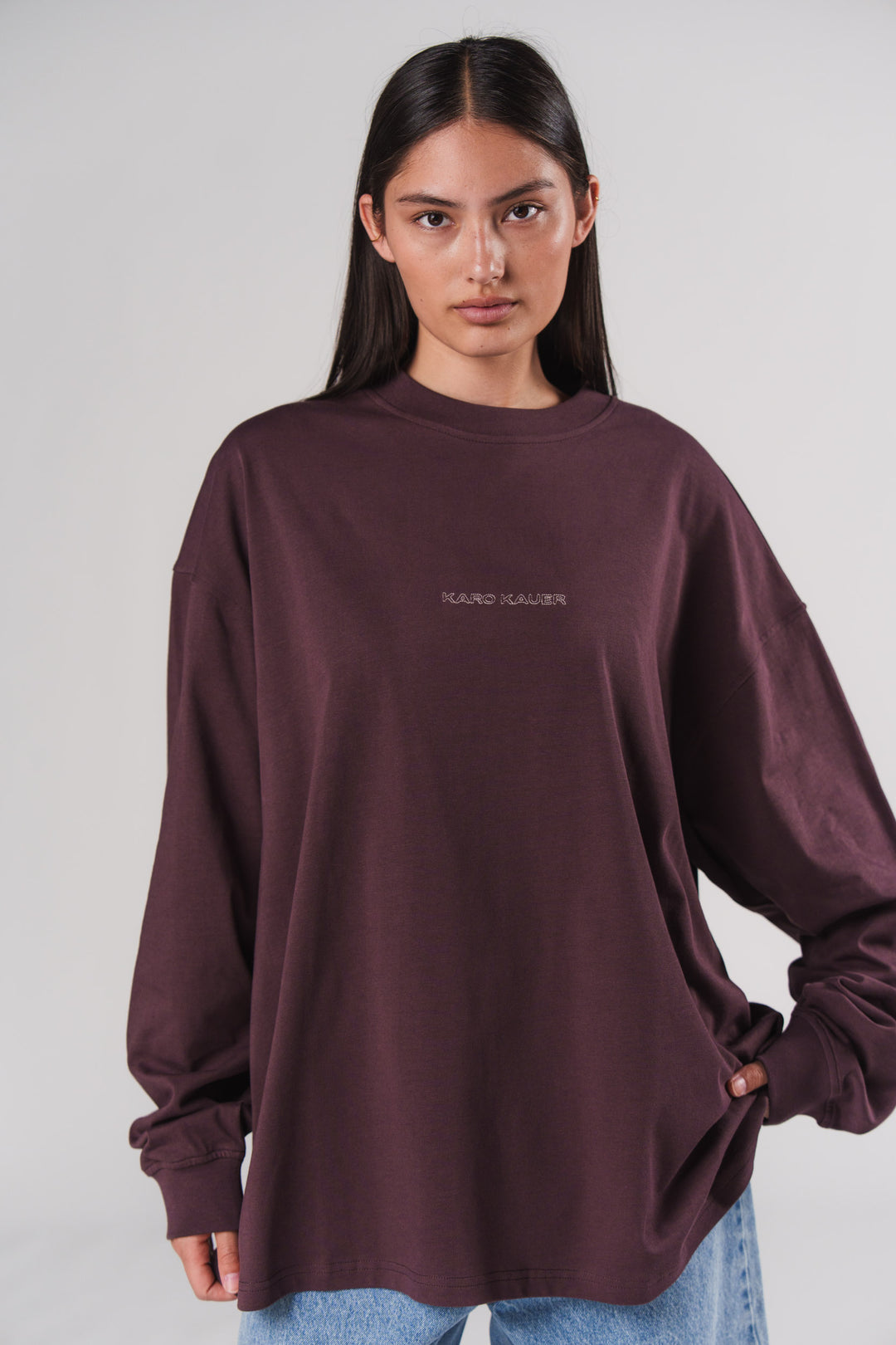 Frau im pflaumenfarbenen Longsleeve Plum mit KARO KAUER Print, Frontalansicht