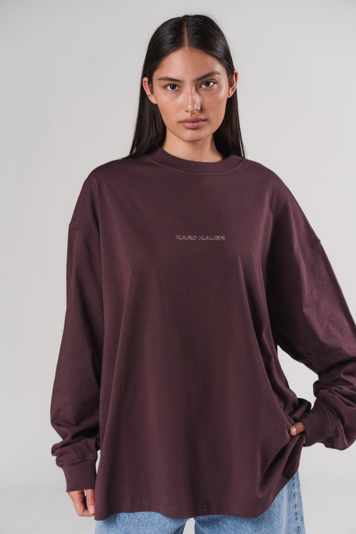 Frau im pflaumenfarbenen Longsleeve Plum mit KARO KAUER Print, Frontalansicht