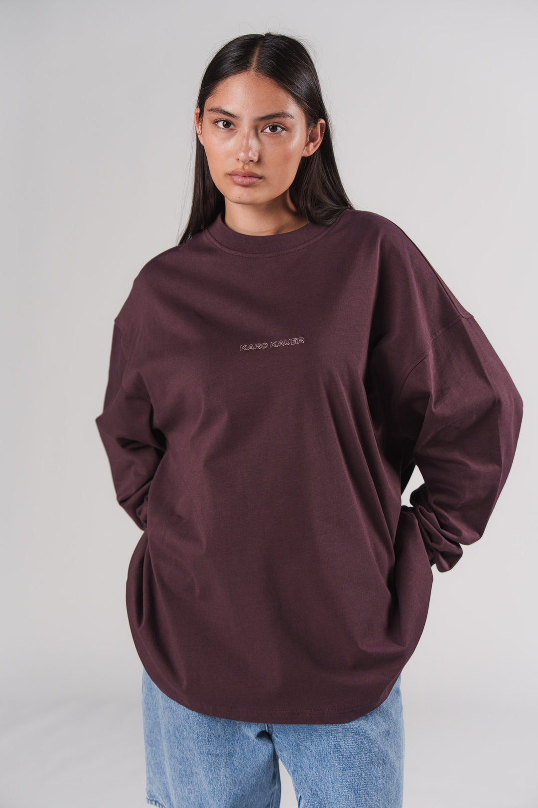 Frau im pflaumenfarbenen Longsleeve Plum mit KARO KAUER Print, Frontalansicht
