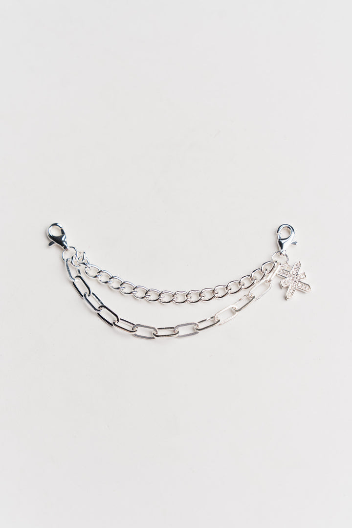 Accessory Chain Silver Freisteller, doppellagige Silberkette mit KKLBL-Logoanhänger mit Glitzersteinen, Karabiner