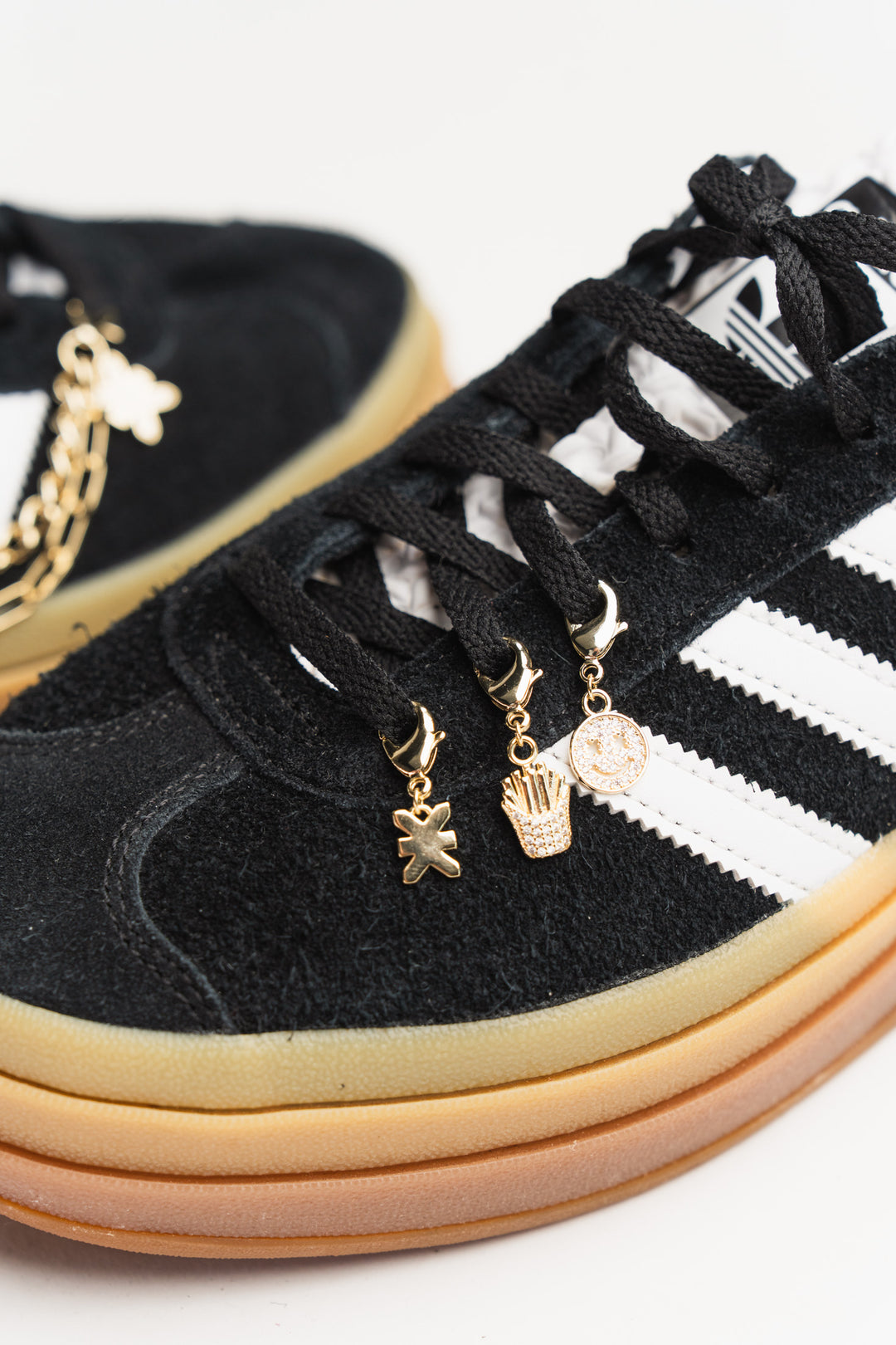 Charm Set Gold, Detailaufnahme goldene Charms an Sneaker, Smiley und Pommes-Frites Anhänger sichtbar