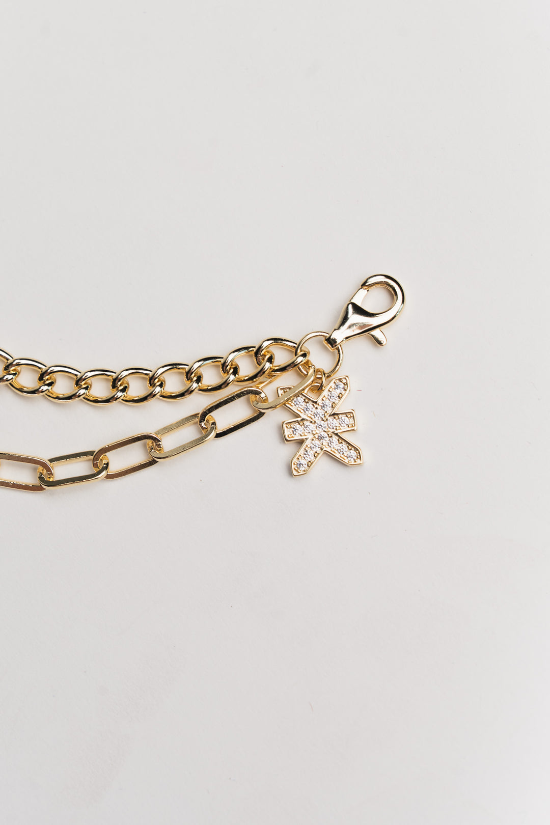 Accessory Chain Gold Freisteller, goldene Zierkette, KKLBL-Logoanhänger mit Glitzersteinen, Karabiner beidseitig