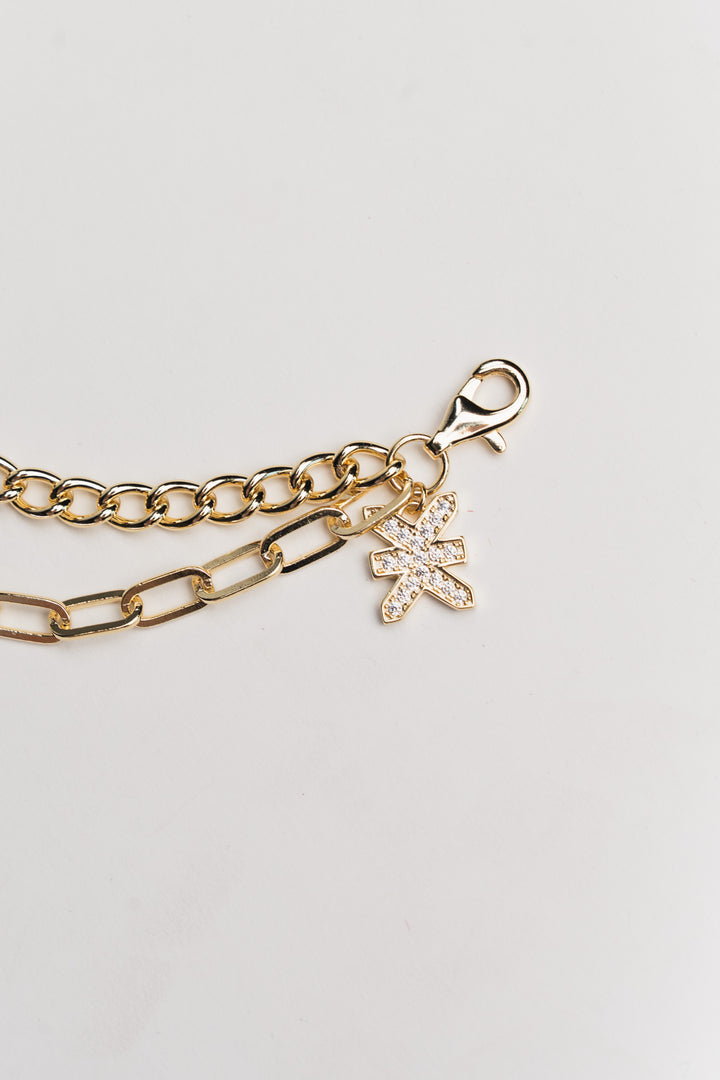 Accessory Chain Gold Freisteller, goldene Zierkette, KKLBL-Logoanhänger mit Glitzersteinen, Karabiner beidseitig