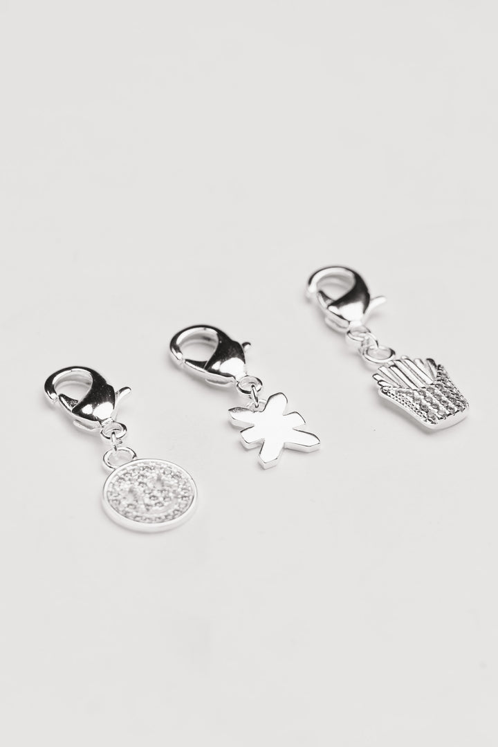 Charm Set Silver Freisteller, drei silberne Anhänger-Charms mit Karabiner: Smiley, Pommes-Frites und KKLBL-Logo