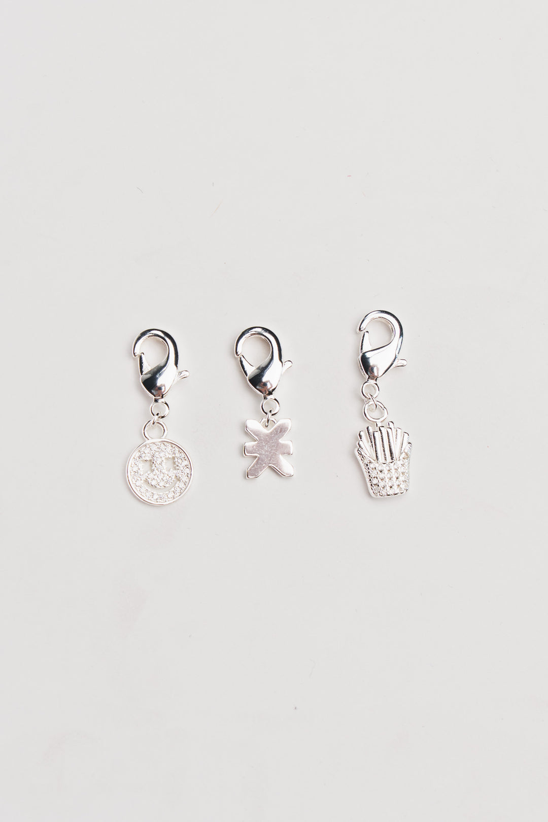 Charm Set Silver Freisteller, drei silberne Charms einzeln, Smiley, Pommes-Frites und KKLBL-Logo mit Karabiner