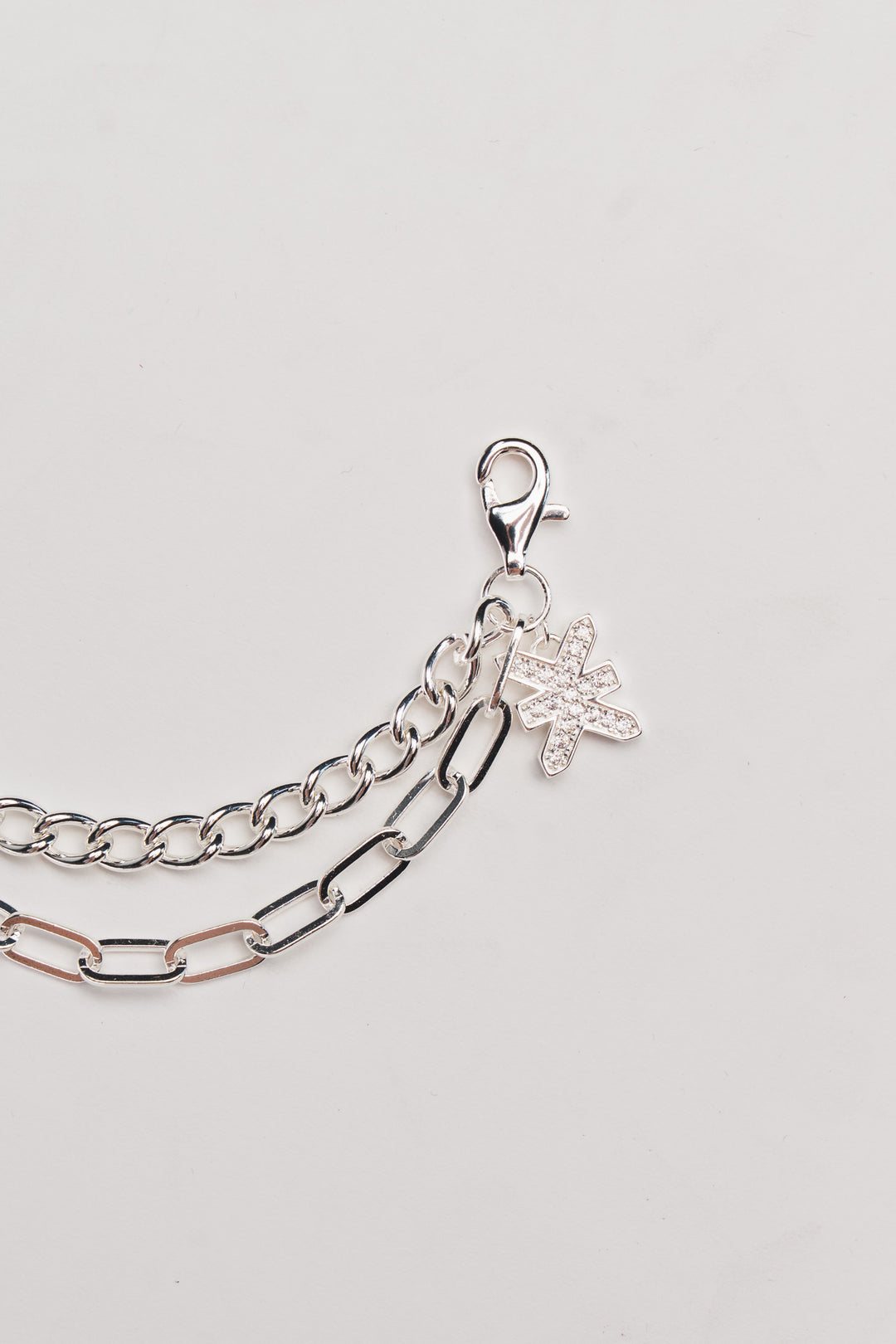 Accessory Chain Silver Freisteller, silberne Zierkette, KKLBL-Logoanhänger mit Glitzersteinen, Karabiner beidseitig
