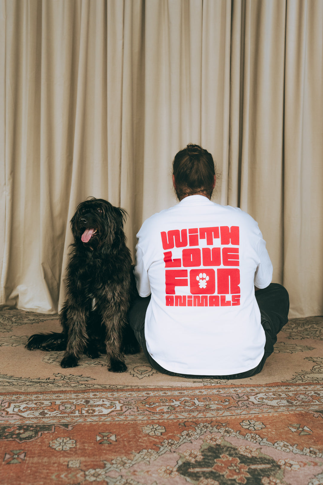 Hund und Mann im weißen T-Shirt mit rotem 'WITH LOVE FOR ANIMALS' Print, Rückansicht