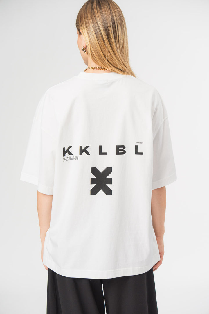 Core T-Shirt Logo Offwhite, Halbkörper Rückenansicht, großer KKLBL- und Logo-Print auf der Rückseite