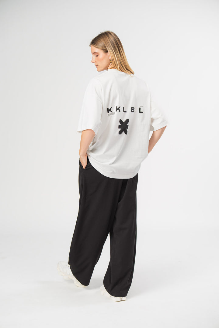 Core T-Shirt Logo Offwhite, Ganzkörper Rückenansicht leicht seitlich, KKLBL- und Logo-Rückenprint, oversized
