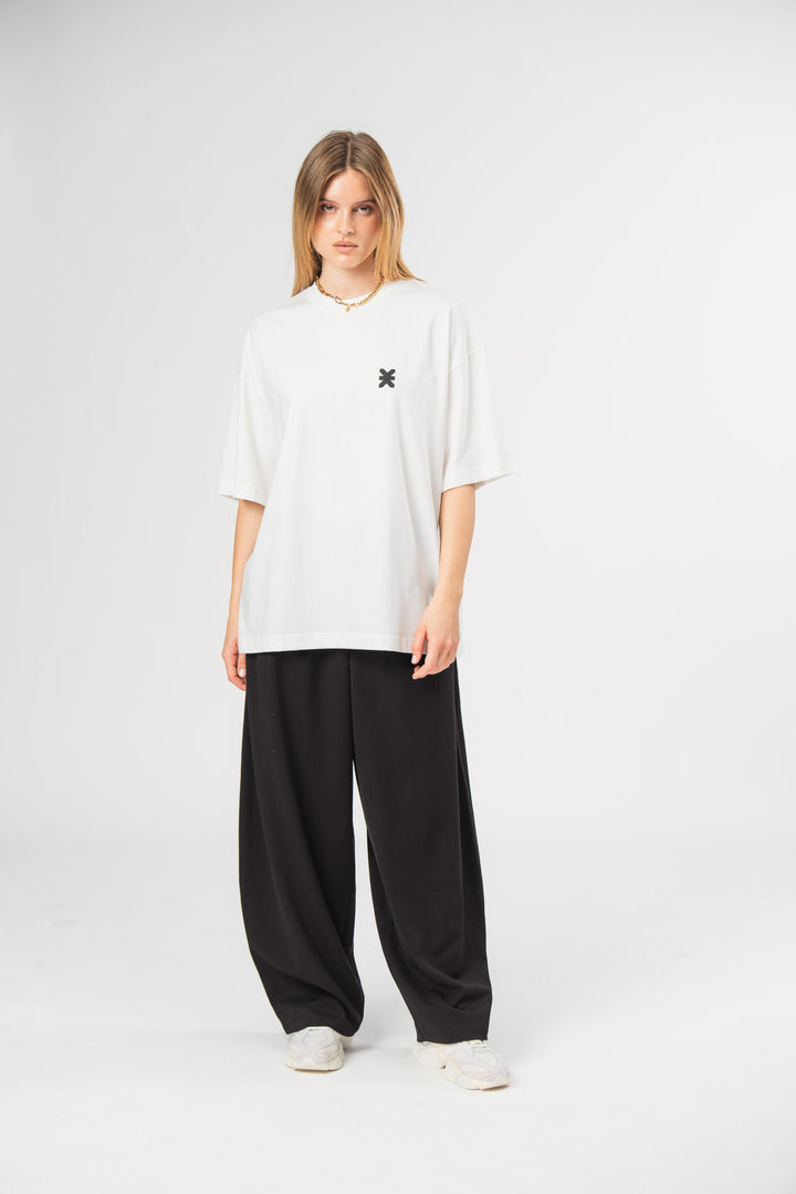Core T-Shirt Logo Offwhite, Ganzkörper frontal, Oversized T-Shirt mit kleinem Logo-Print vorne