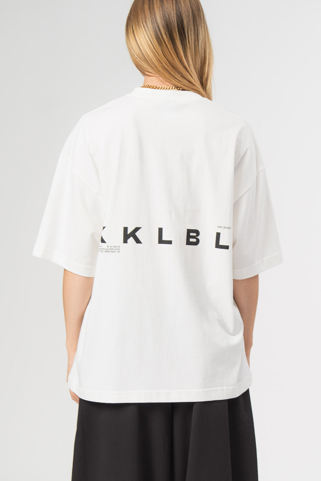 Core T-Shirt Offwhite, Halbkörper Rückenansicht, Oversized T-Shirt mit großem KKLBL-Print auf der Rückseite