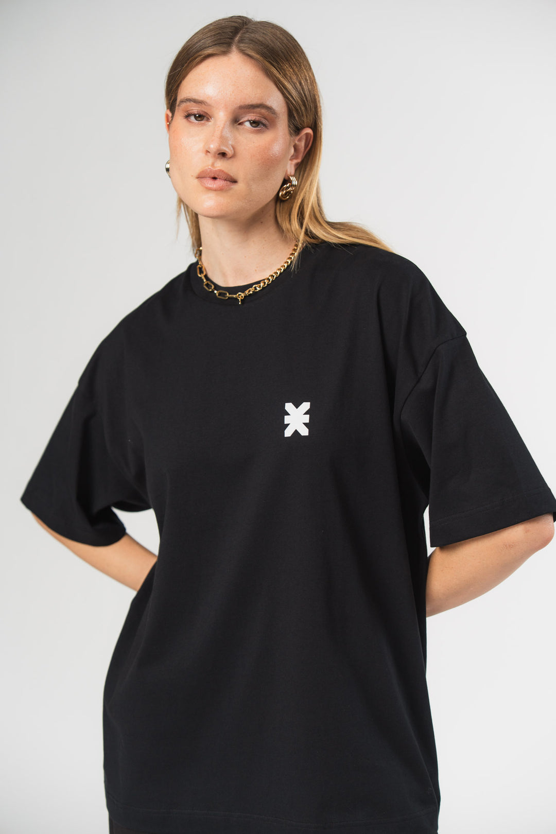 Core T-Shirt Black, Halbkörper leicht seitlich, kleiner Logo-Print vorne und überschnittene Schultern