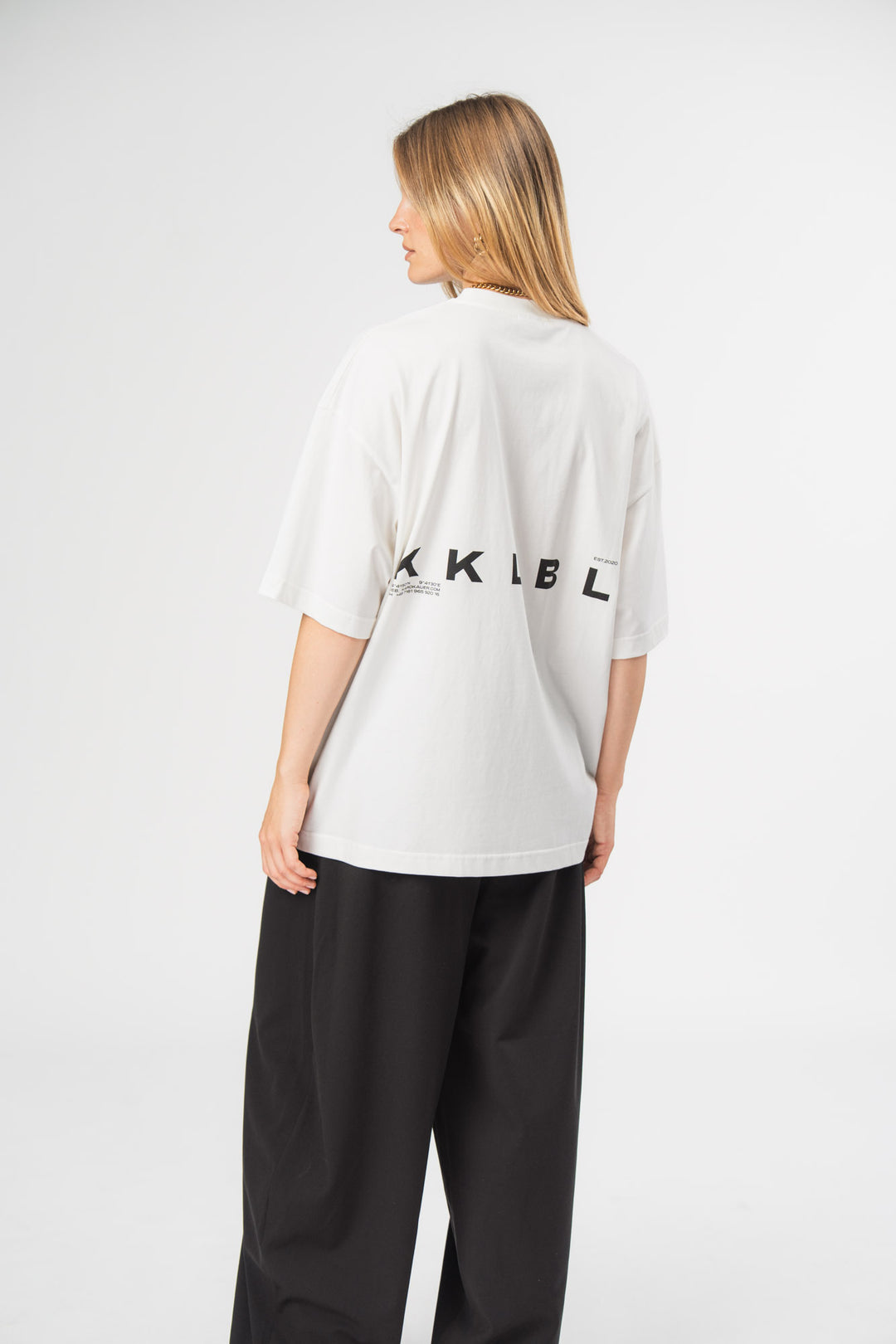 Core T-Shirt Offwhite, Halbkörper seitlich von hinten, KKLBL-Rückenprint und überschnittene Schultern