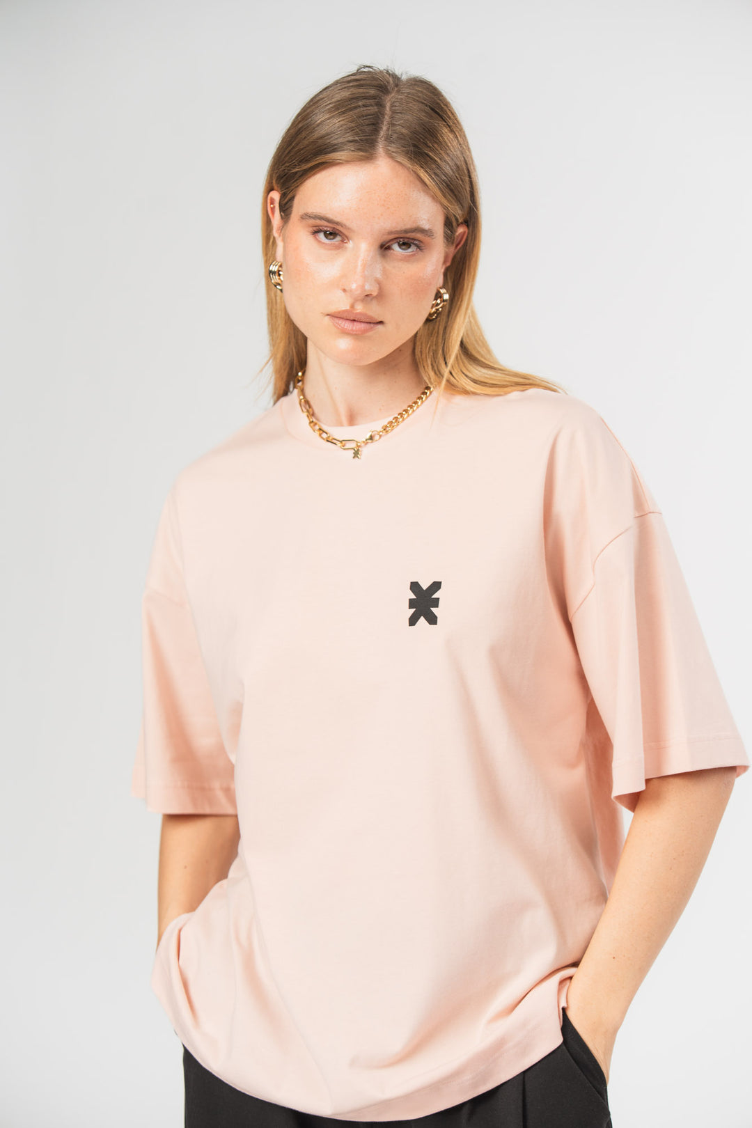 Core T-Shirt Pink, Halbkörper leicht seitlich, kleiner Logo-Print vorne und überschnittene Schultern