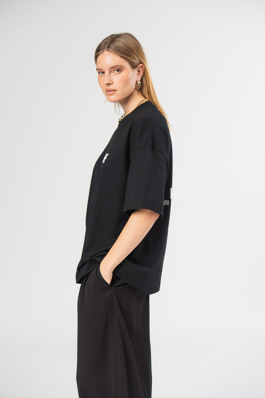 Core T-Shirt Logo Black, Halbkörper seitlich, kleiner Logo-Print vorne und überschnittene Schultern