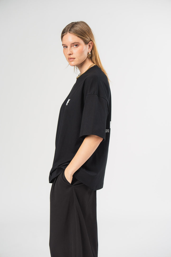 Core T-Shirt Logo Black, Halbkörper seitlich, kleiner Logo-Print vorne und überschnittene Schultern