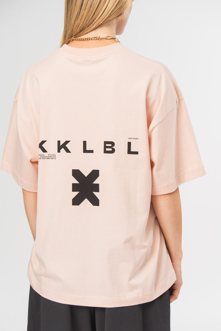 Core T-Shirt Logo Pink, Halbkörper Rückenansicht, großer KKLBL- und Logo-Print auf der Rückseite