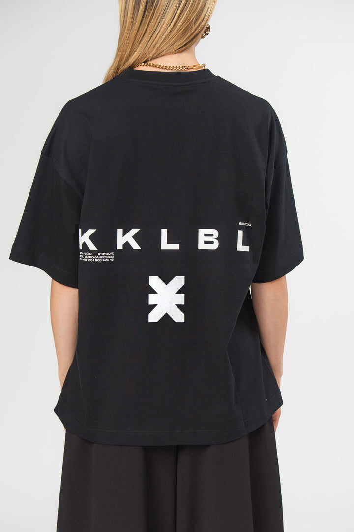 Core T-Shirt Logo Black, Halbkörper Rückenansicht, großer KKLBL- und Logo-Print auf der Rückseite