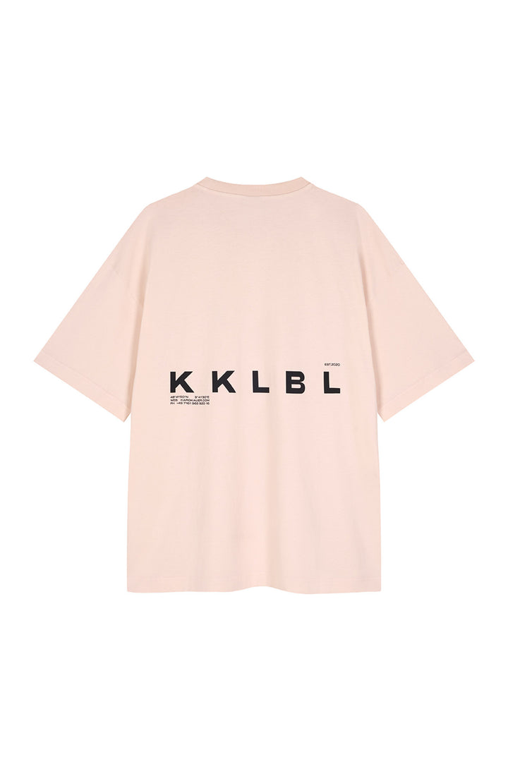 Core T-Shirt Pink, Freisteller Rückenansicht, großer KKLBL-Rückenprint, gerade geschnitten und oversized