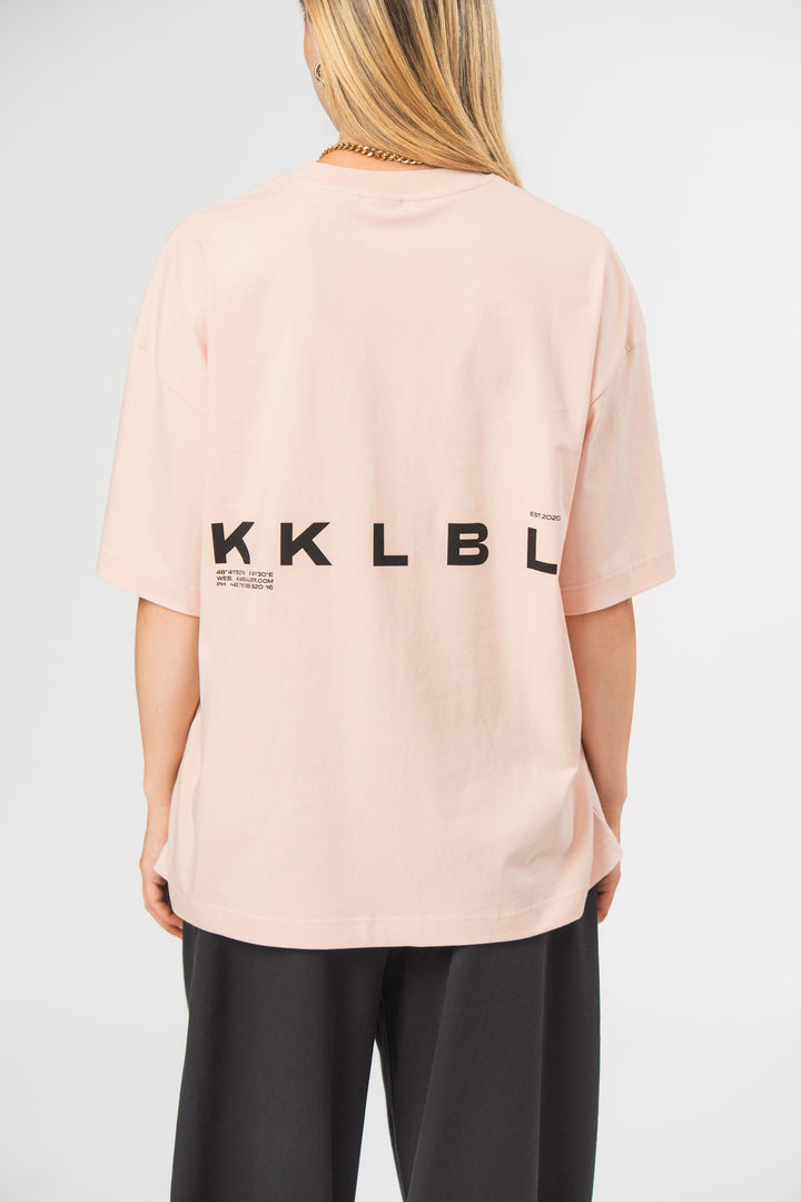 Core T-Shirt Pink, Halbkörper Rückenansicht, Oversized T-Shirt mit großem KKLBL-Print auf der Rückseite