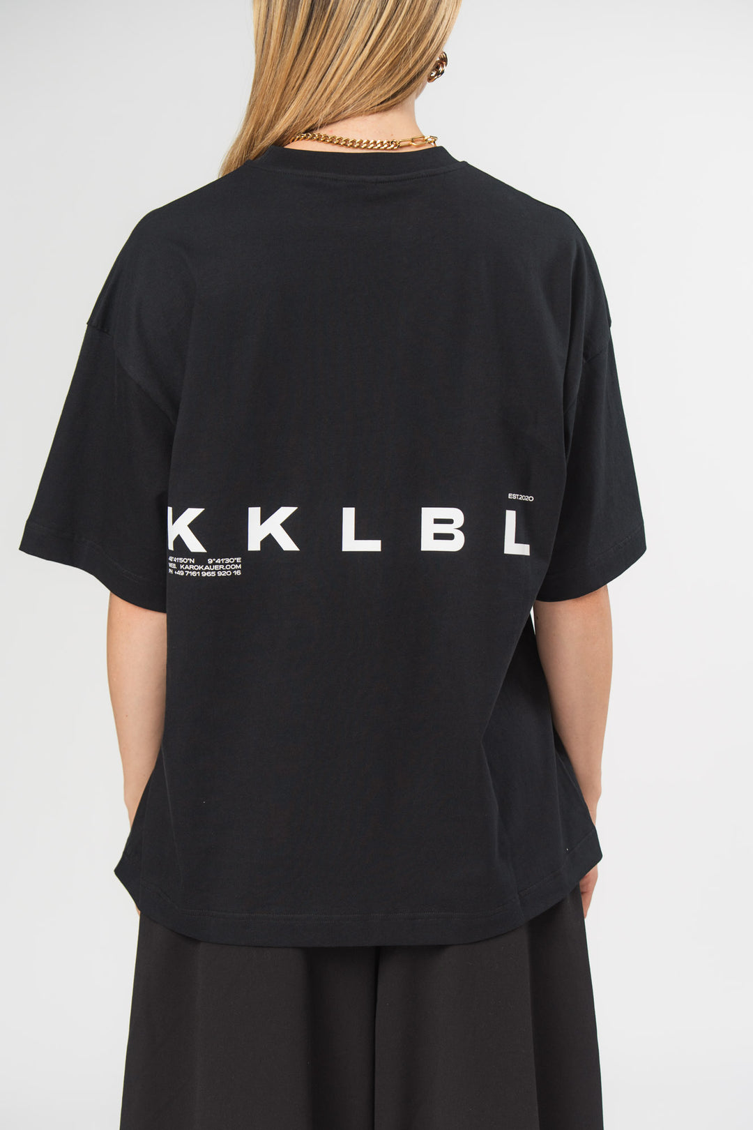 Core T-Shirt Black, Halbkörper Rückenansicht, Oversized T-Shirt mit großem KKLBL-Print auf der Rückseite