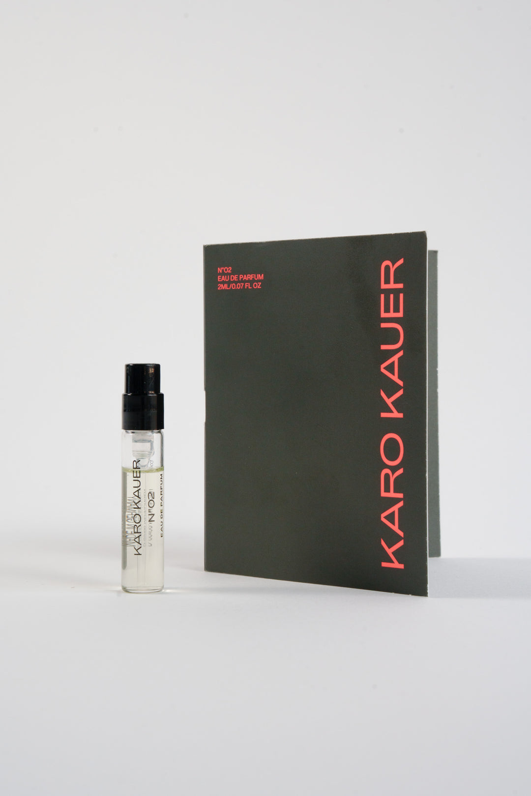 Karo Kauer Nr.02 Duftprobe links im Bild, rechts die passende Verpackung.