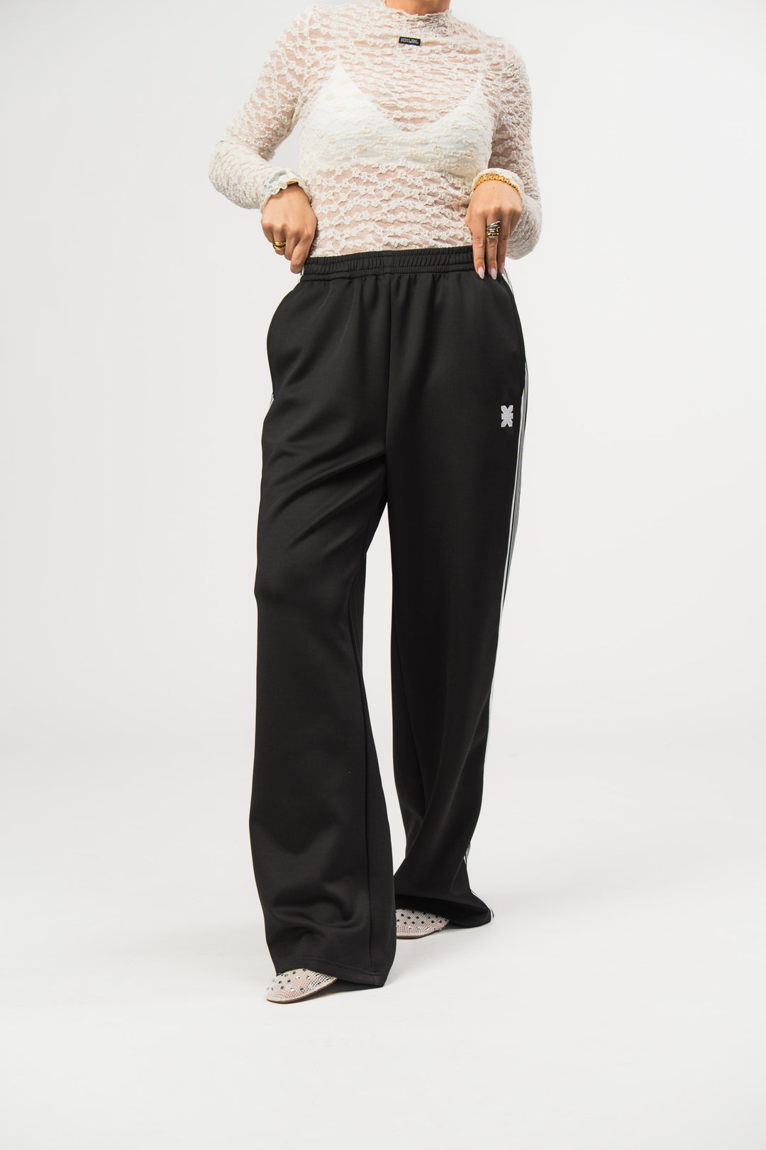 Retro Pants Black, Ganzkörper frontal, schwarze Retro-Hose, sportlicher Vibe, praktische Seitentaschen