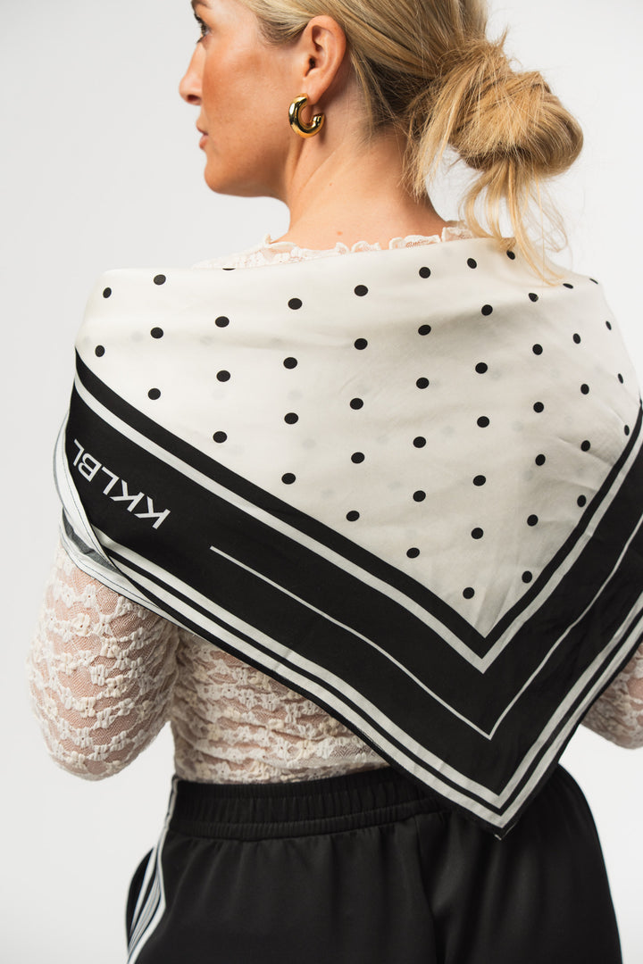 Satin Scarf Dots Offwhite, Detailaufnahme Rücken, offwhite Satintuch mit schwarzen Punkten als Schultertuch