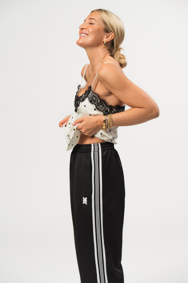 Satin Lace Top Dots Offwhite, Halbkörper seitlich, offwhite Satintop mit schwarzen Punkten, dünne Träger