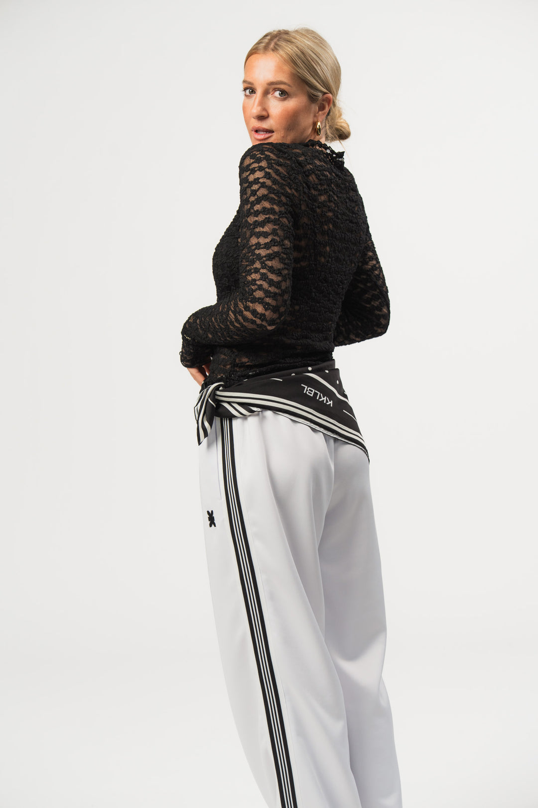 Lace Longsleeve Black, Halbkörper Rückenansicht, schwarzes Spitzen-Longsleeve, transparente Textur