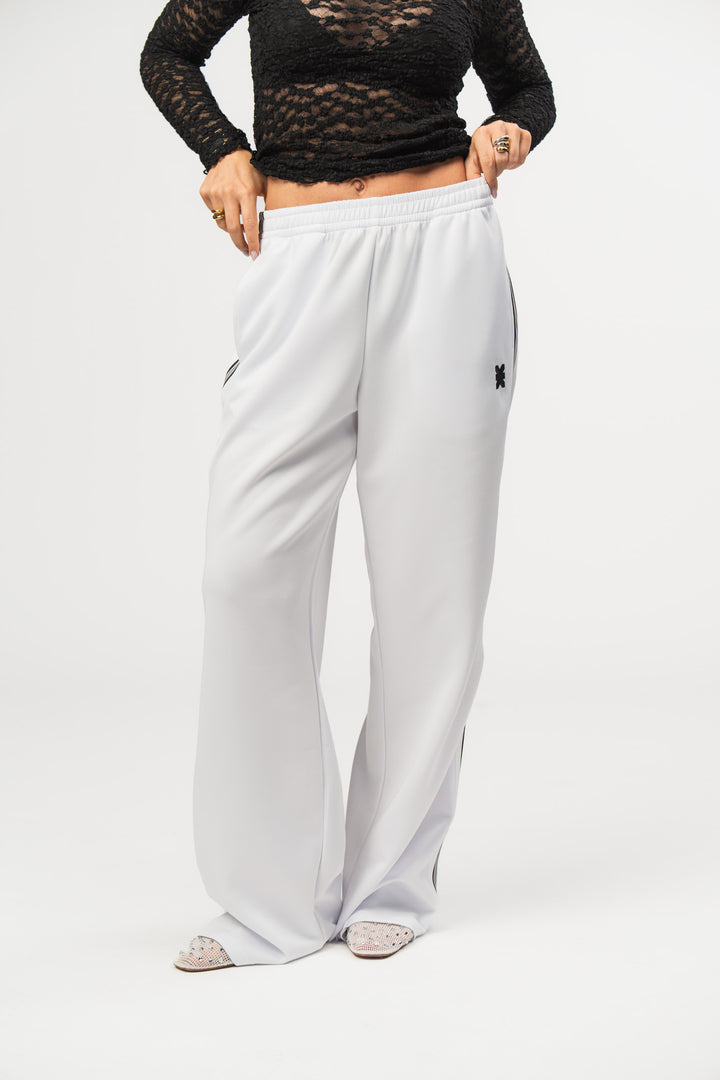 Retro Pants Offwhite, Ganzkörper frontal, offwhite Retro-Hose mit schwarzem Seitenstreifen, weiter Schnitt