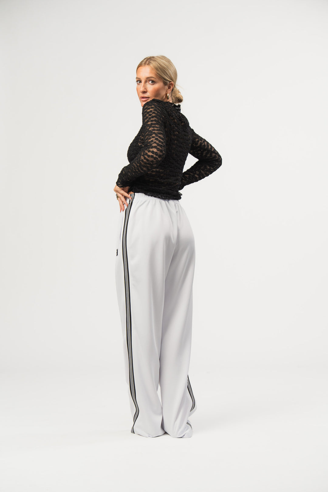 Retro Pants Offwhite, Ganzkörper Rückenansicht, offwhite Retro-Hose, schwarzer Seitenstreifen, lässiger Fit