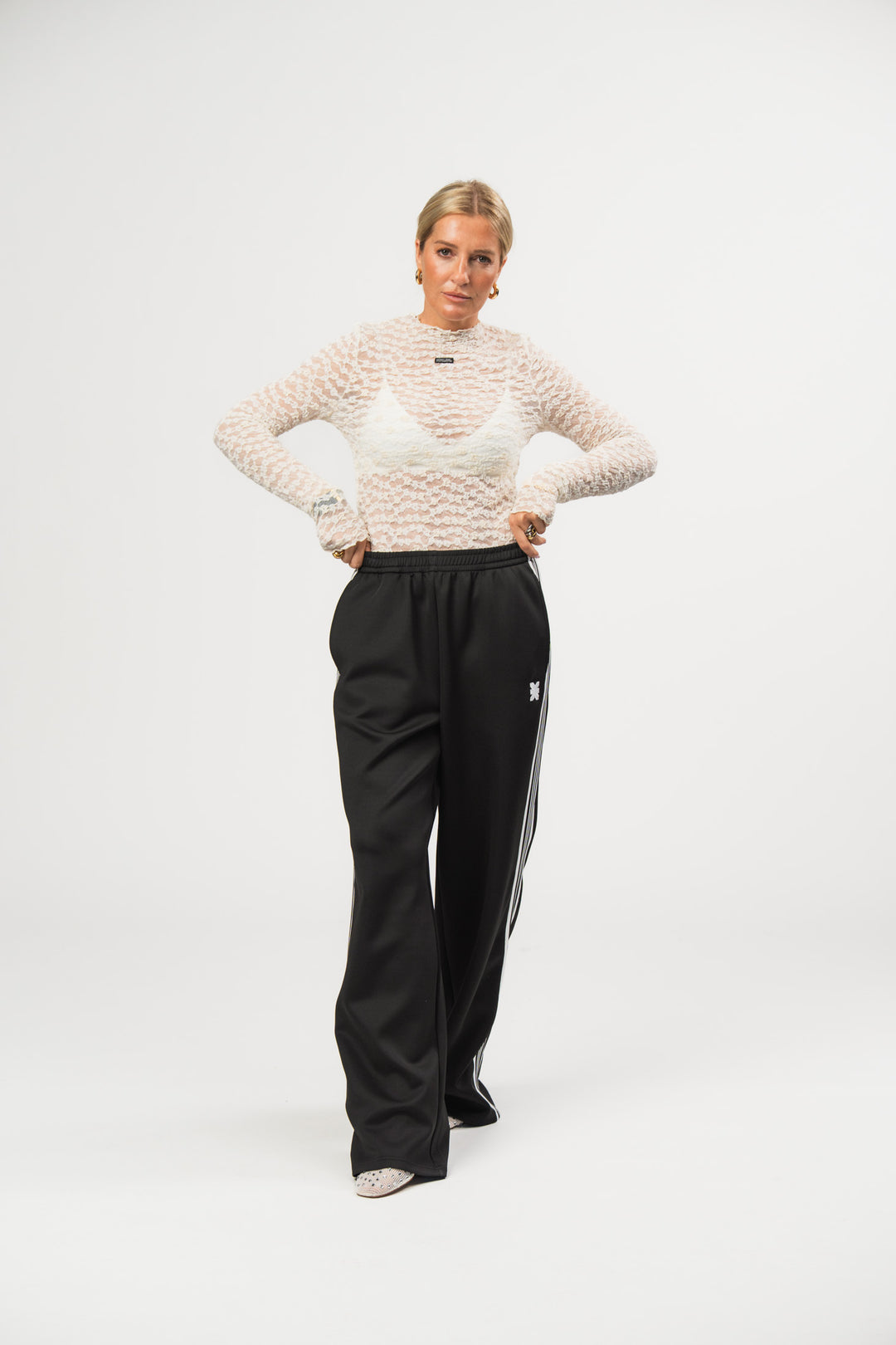 Lace Longsleeve Offwhite, Ganzkörper frontal, offwhite Spitzen-Longsleeve mit kleinem Stehkragen, figurbetont