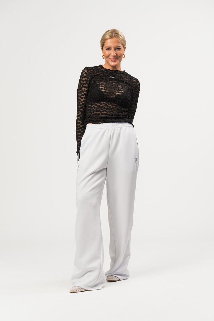 Retro Pants Offwhite, Ganzkörper frontal, offwhite Retro-Hose, sportlicher Vibe, praktische Seitentaschen