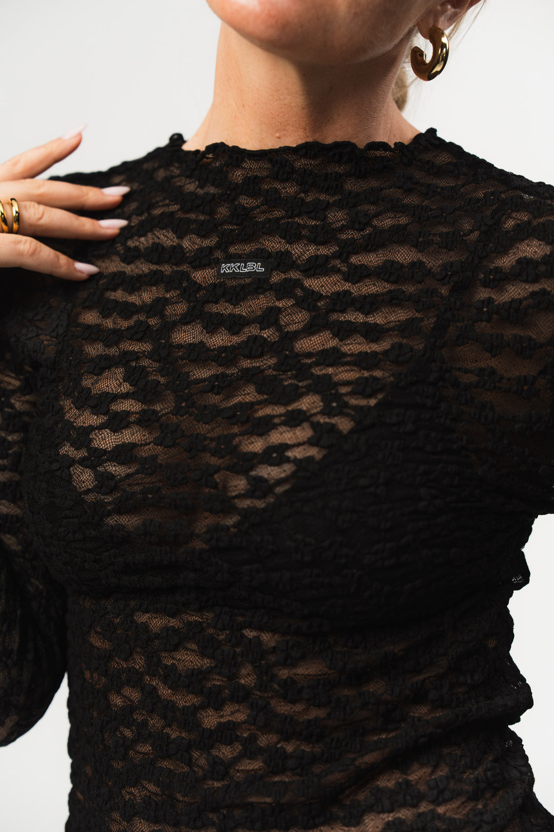 Lace Longsleeve Black, Detailaufnahme Rücken, schwarzes Spitzen-Longsleeve mit Allover Spitzenblumen-Textur